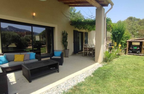 Maubec House | Quiet Maubec house