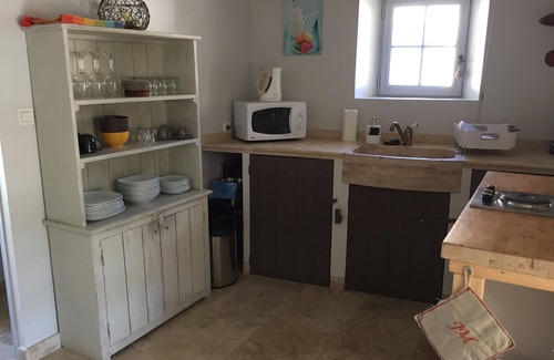 Mane Apartment | Quiet, modern 4-person gîte in Mane, Provence