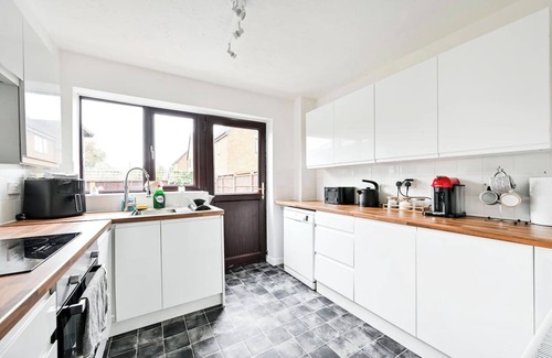 Wootton House | Quiet & Modern Contemporary Home for Work & Family