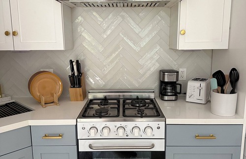 Valley Village Apartment | Quiet neighborhood in the heart of Los Angeles, minutes from theme parks!