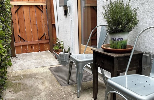 Valley Village Apartment | Quiet neighborhood in the heart of Los Angeles, minutes from theme parks!