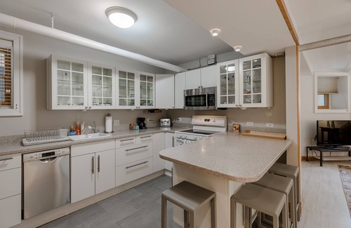 Ukrainian Village Apartment | Quiet Oasis Only Minutes from Downtown - Friendly Neighborhood! by AllSet Turnover