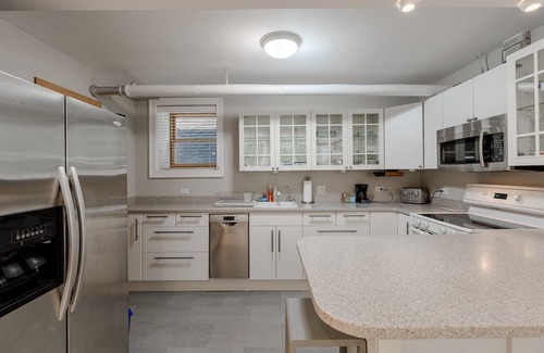 Ukrainian Village Apartment | Quiet Oasis Only Minutes from Downtown - Friendly Neighborhood! by AllSet Turnover