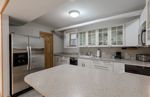 Ukrainian Village Apartment | Quiet Oasis Only Minutes from Downtown - Friendly Neighborhood! by AllSet Turnover