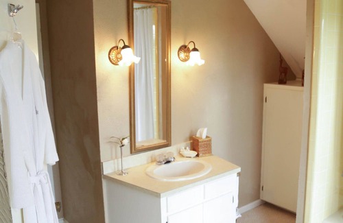 Greensboro House | Quiet peaceful carriage house nestled in an Alabama Treasure Forest.