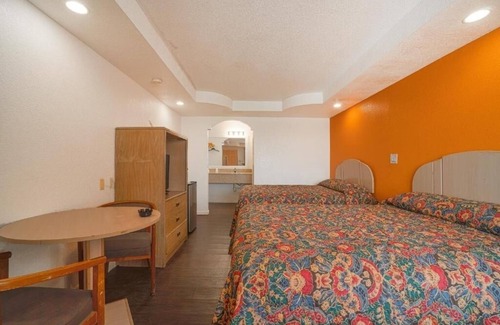 North Beach Hotel | Quiet Pet Friendly Room Near Texas Aquarium + North Beach