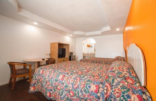North Beach Hotel | Quiet Pet Friendly Room Near Texas Aquarium + North Beach