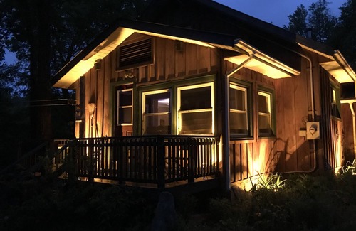 Lake of Bays House | Quiet, Private Muskoka Charm - Lake Front with Pool – Sleeps 8-10