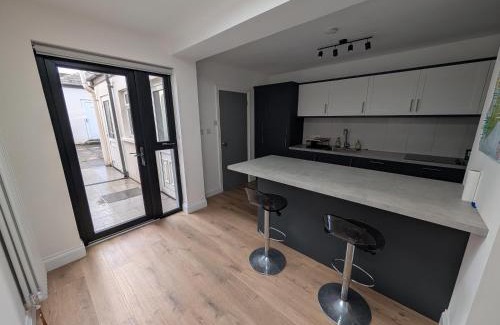 Londonderry House | Quiet Private Room in Prime Location