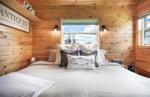 Kalispell House | Quiet, relaxing cabin, views galore, pet friendly