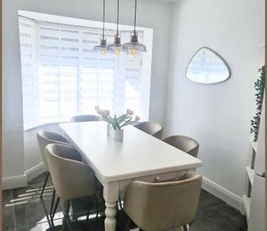 Douglas House | Quiet & Relaxing Home in Frankfield