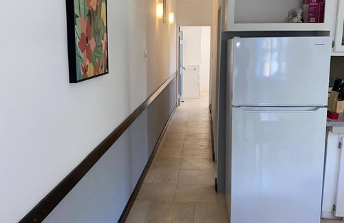 Blades House | Quiet retreat. Minutes from airport, world renowned beach and major city center