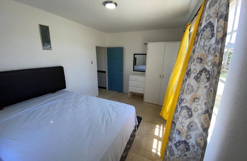 Blades House | Quiet retreat. Minutes from airport, world renowned beach and major city center