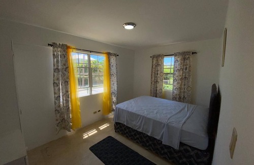 Blades House | Quiet retreat. Minutes from airport, world renowned beach and major city center