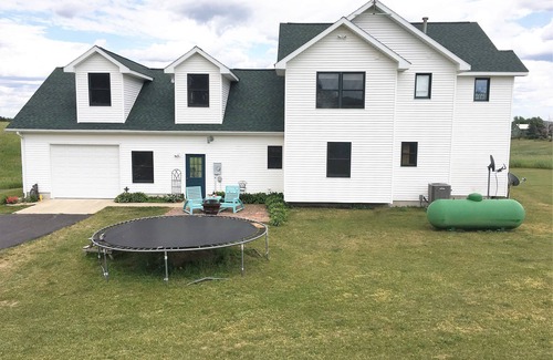 Williamsburg House | Quiet Retreat, Pet Friendly, Situated between Traverse City & Elk Rapids