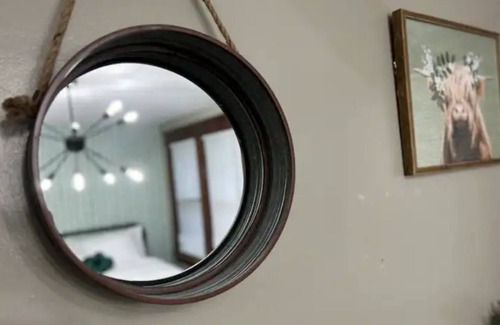 Warren Apartment | Quiet room a block from Trumbull