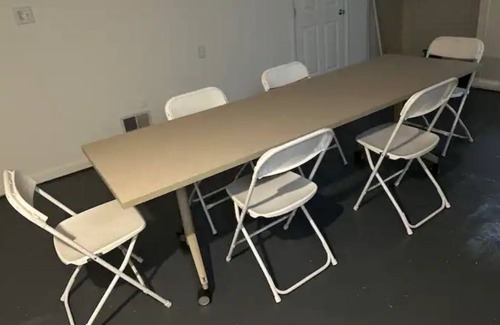 Warren Apartment | Quiet room a block from Trumbull