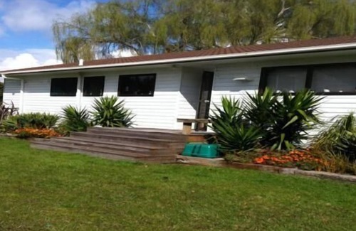 Hahei House | Quiet street, close to the beach