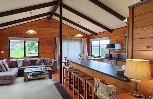 Hahei House | Quiet street, close to the beach