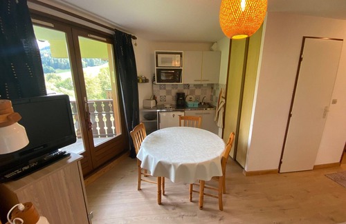 Abondance Apartment | "Quiet Studio with Balcony, Parking, Near Slopes – Sleeps 4"