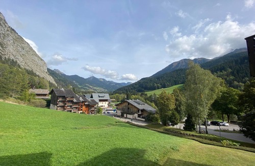 Abondance Apartment | "Quiet Studio with Balcony, Parking, Near Slopes – Sleeps 4"