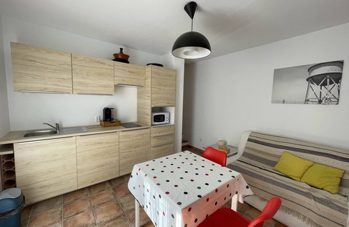 Auriol Apartment | Quiet studio with pool and large outdoor area