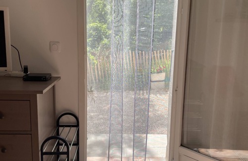 Auriol Apartment | Quiet studio with pool and large outdoor area
