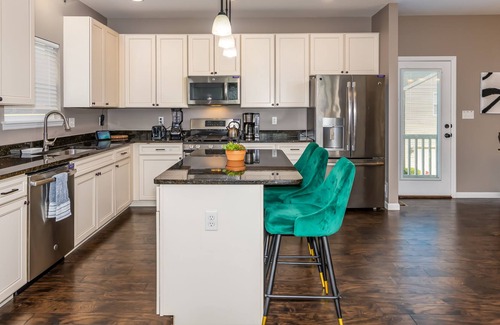 St. Louis House | Quiet Suburban Paradise