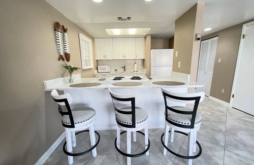 Villa Sabine Condo | Quiet, Sunny & Cheap! Walk to the Beach!n1 Bedroom Loft