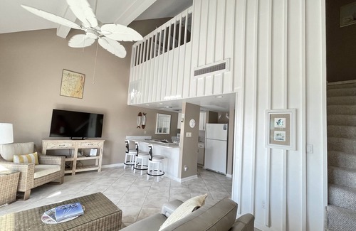 Villa Sabine Condo | Quiet, Sunny & Cheap! Walk to the Beach!n1 Bedroom Loft