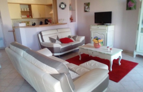 Uzes Apartment | QUIET TOWN CENTER with GARAGE