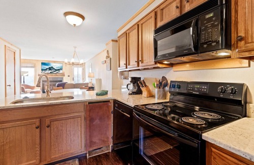 Snowshoe House | Quiet Townhome w Deck Near Slopes WiFi EZ Parking