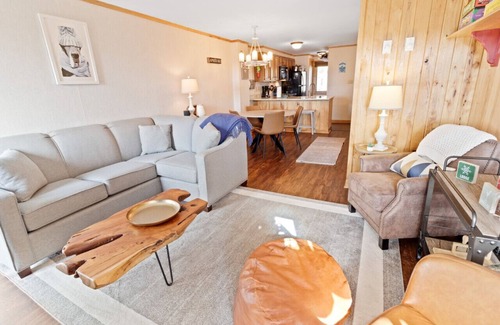 Snowshoe House | Quiet Townhome w Deck Near Slopes WiFi EZ Parking