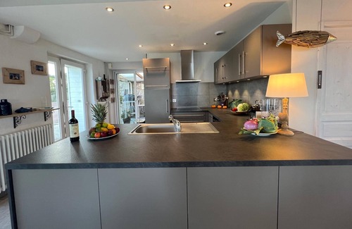 Landeda House | Quiet villa directly by the sea own beach access