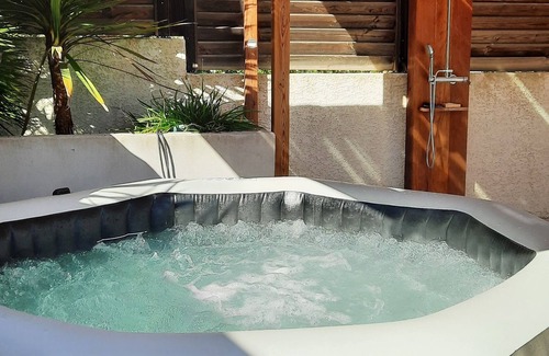 Nages-et-Solorgues Villa | Quiet villa with heated pool and spa