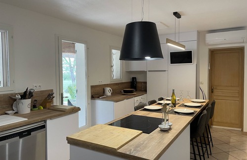 Chateaurenard Villa | Quiet villa with heated pool.