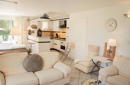 Frejus House | Quietly located villa with shared pool