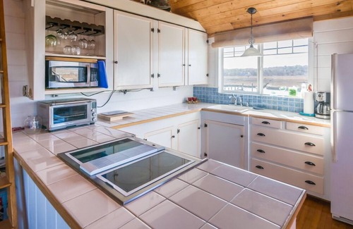 East Sandwich Cottage | Quintessential Cape Cod Beach Cottage! Located on the water at Spring Hill Beach