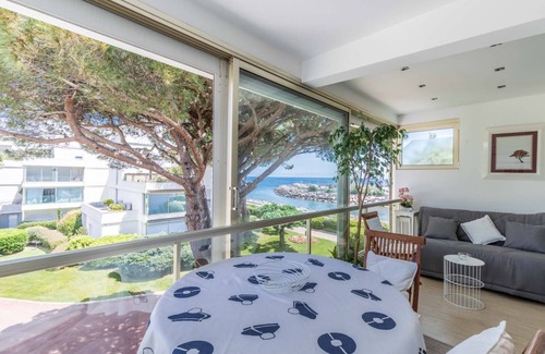 Mandelieu-la-Napoule Beach Apartment | Réf:2PDM Holiday rental Two-room apartment Sea view Mandelieu-la-Napoule