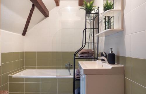 Marlenheim Apartment | Résidence de 80 m2 avec balcon & cour alsacienne - début Route des Vins