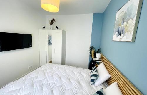 Port of Caen Apartment | Rêve bleu au port avec parking gratuit