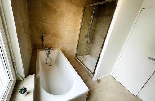 Port of Caen Apartment | Rêve bleu au port avec parking gratuit