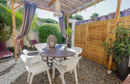 La Nartelle House | Rêve D'azur plage de la Nartelle, maison Julia avec Piscine partagée, Parking & Terrasse BBQ, Wifi et Draps Inclus