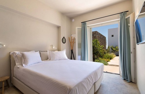 Drios Villa | R1358 8 Bed | Massi Estate | Golden Beach