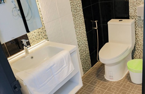 Ban Tai Hotel | R2 Bed and Pool Kanchanaburi