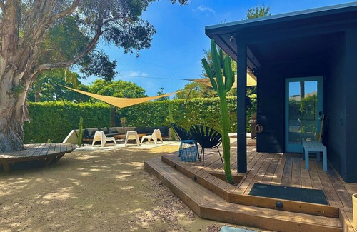 Mar Vista House | Rad Stay Mar Vista. Open concept two bedroom house with large private yard.