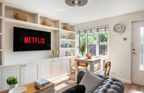 Datchet House | Radiant Retreat Datchet-12 mins to Heathrow close to Windsor ,Legoland, Eton and Slough