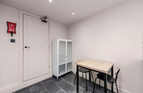 Peckham Apartment | Radiant Studio Nook with Full Kitchen