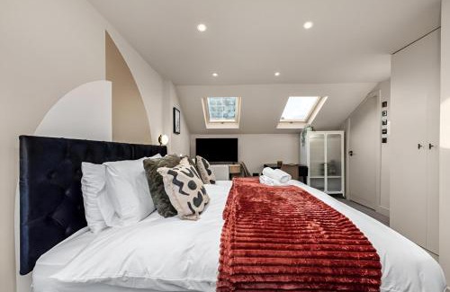Peckham Apartment | Radiant Studio Nook with Full Kitchen
