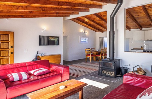 Raurimu House | Railside Chalet - Raurimu Holiday Home